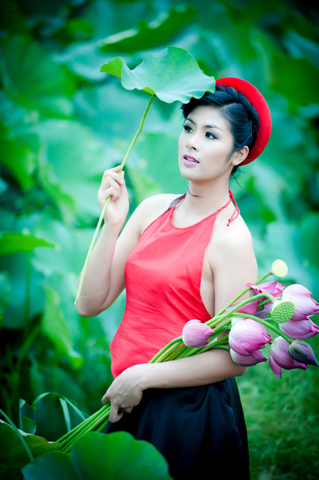 Ngọc Hân e ấp bên Sen hồng 