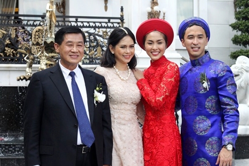 Vợ chồng Tăng Thanh Hà và bố mẹ chồng