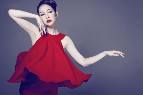 Linh Nga đẹp tựa đóa hồng buổi sớm mai khiến ai cũng bị thu hút