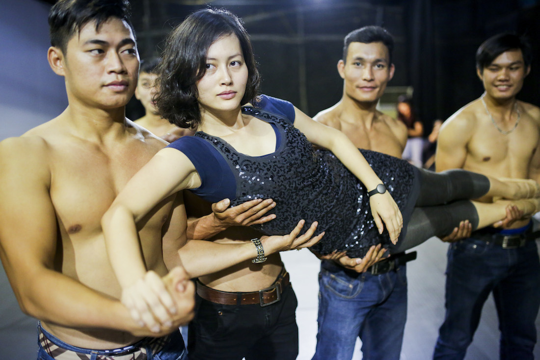 Đỗ Hải Yến bên cạnh các bạn diễn khi cô tham gia múa
