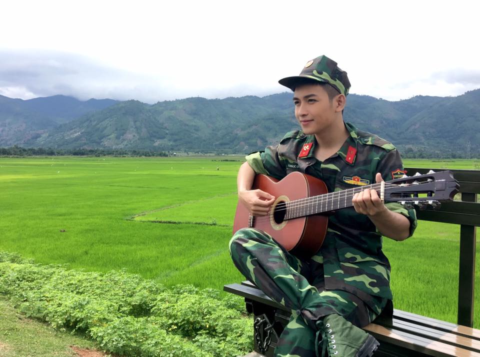 Hình ảnh Hải Dương trong bộ quân phục đang “gây sốt” thực chất cũng xuất phát từ một cảnh quay trong phim chứ không phải anh chàng đang thực hiện nghĩa vụ quân sự như mọi người nghĩ. Hình ảnh Hải Dương trong bộ quân phục đang “gây sốt” thực chất cũng xuất phát từ một cảnh quay trong phim chứ không phải anh chàng đang thực hiện nghĩa vụ quân sự như mọi người nghĩ.