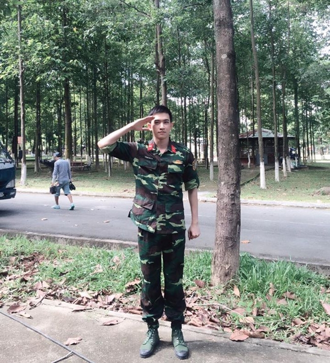 Trong vai một anh lính, Võ Cảnh không còn là một người mẫu như thường thấy nhưng vẫn toát lên vẻ soái ca quân nhân khiến các cô gái đứng hình Trong vai một anh lính, Võ Cảnh không còn là một người mẫu như thường thấy nhưng vẫn toát lên vẻ soái ca quân nhân khiến các cô gái đứng hình