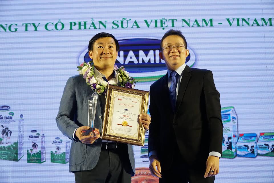  &Ocirc;ng Đỗ Thanh Tuấn &ndash; Trưởng bộ phận Đối ngoại Vinamilk đại diện c&ocirc;ng ty nhận giải thưởng Top 10 Tin v&agrave; D&ugrave;ng