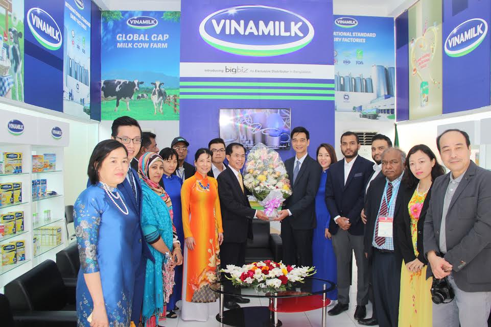 Ng&agrave;i Đại Sứ Trần Văn Khoa c&ugrave;ng phu nh&acirc;n v&agrave; c&aacute;c c&aacute;n bộ Đại sứ qu&aacute;n Việt Nam tại Bangladesh đến tham quan gian h&agrave;ng Vinamilk tại hội chợ triển l&atilde;m A13win Ưu đãi Vip Dhaka lần thứ 22.