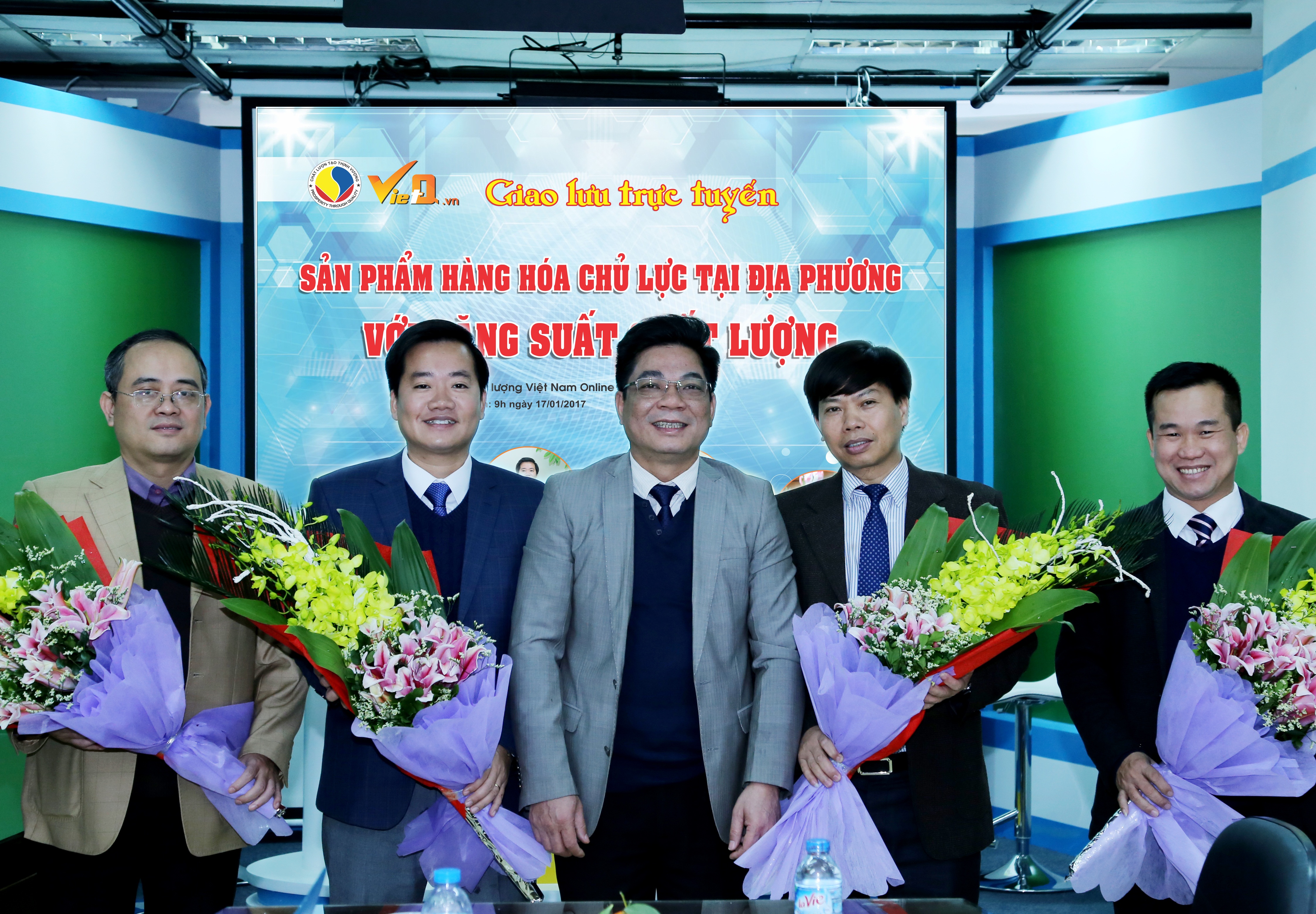 &Ocirc;ng Trần Văn Dư - Tổng bi&ecirc;n tập Chất lượng Việt Nam online (VietQ.vn) tặng hoa cho c&aacute;c kh&aacute;ch mời tham gia chương tr&igrave;nh giao lưu trực tuyến.