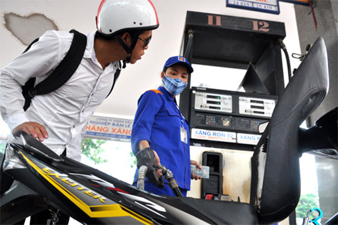Gi&aacute; xăng RON 92 v&agrave; xăng sinh học E5 tăng mạnh v&agrave;o 15 giờ chiều nay