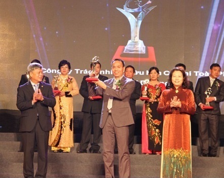  L&atilde;nh đạo Bộ KH&CN v&agrave; VCCI trao Giải thưởng Chất lượng Quốc gia cho Link Đăng Nhập Nhà cái 13Win16.Com. Ảnh: N. N