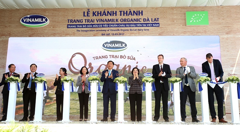 cắt băng Kh&aacute;nh th&agrave;nh Trang trại Organic Đ&agrave; Lạt, mở rộng h&agrave;nh tr&igrave;nh mang những sản phẩm sữa tươi 100% Organic đạt chuẩn Ch&acirc;u &Acirc;u đầu ti&ecirc;n tại Việt Nam đến với người 13Win18 đa dạng khuyến mãi.
