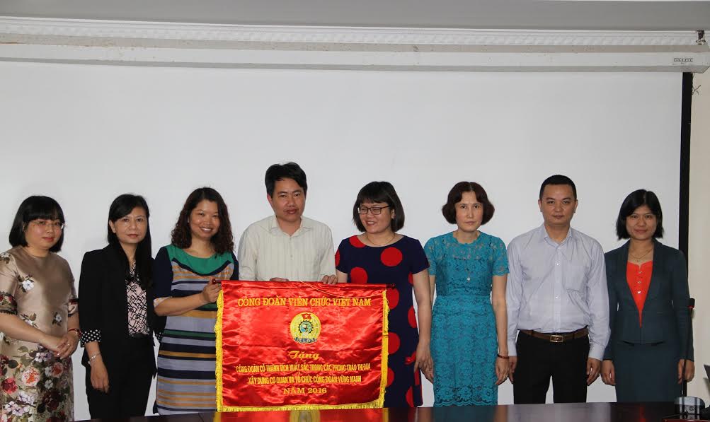 C&ocirc;ng đo&agrave;n Vi&ecirc;n chức Việt Nam tặng cờ thi đua cho tập thể C&ocirc;ng đo&agrave;n Tổng cục TCĐLCL.