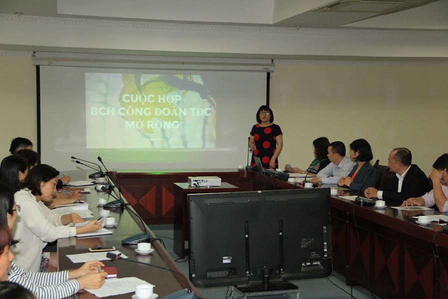 B&agrave; Ng&ocirc; Thị Ngọc H&agrave; - Chủ tịch C&ocirc;ng đo&agrave;n Tổng cục ph&aacute;t biểu tại cuộc họp