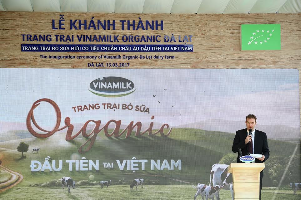 &Ocirc;ng Richard De Boer, đại diện tổ chức chứng nhận độc lập Control Union H&agrave; Lan chia sẻ trong lễ kh&aacute;nh th&agrave;nh trang trại Vinamilk Organic Đ&agrave; Lạt