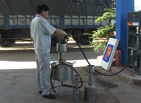Thanh kiểm tra chất lượng v&agrave; phương tiện đo xăng dầu ở Quảng Ng&atilde;i.