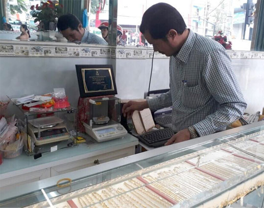 Thanh tra c&aacute;c cơ sở sản xuất kinh doanh v&agrave;ng trang sức, mỹ nghệ ở Quảng Ng&atilde;i. Ảnh: SKHCN Quảng Ng&atilde;i