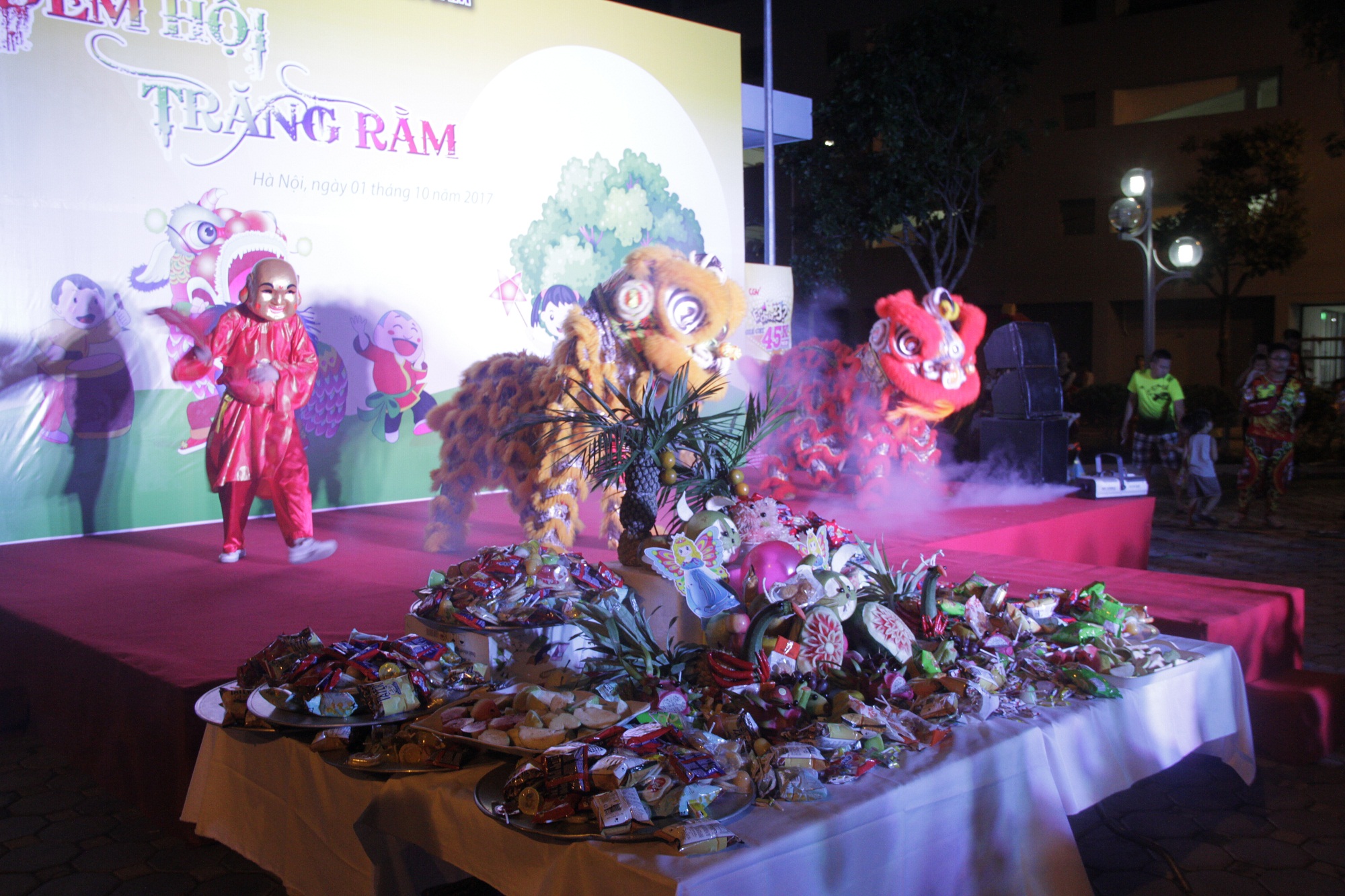 Múa lân và mâm cỗ Trung thu là những thứ không thể thiếu với các đêm hội trăng rằm. Ảnh N. N