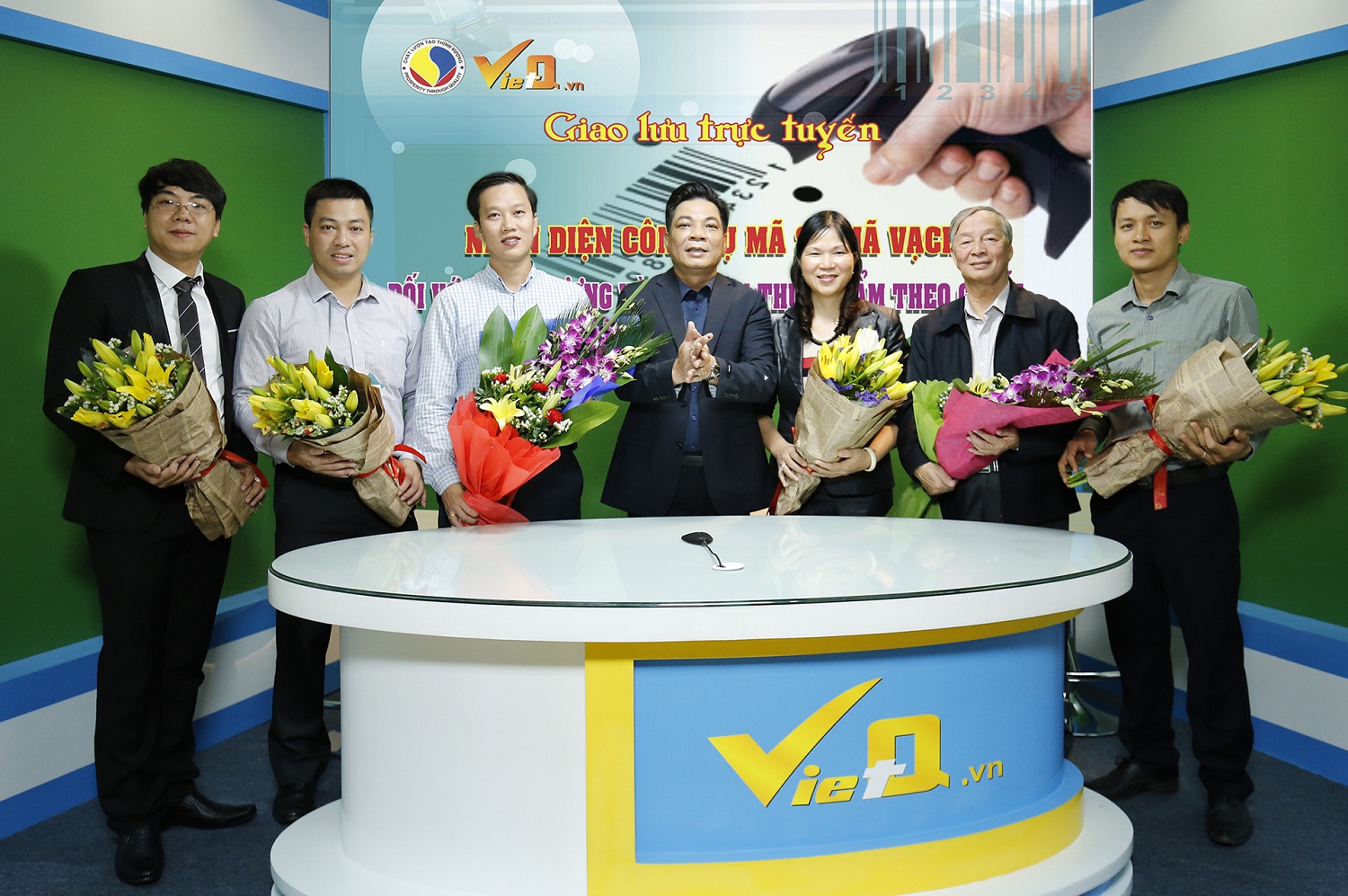 Tổng Bi&ecirc;n tập Trần Văn Dư tặng hoa cho c&aacute;c kh&aacute;ch mời tham gia Chương tr&igrave;nh Giao lưu trực tuyến