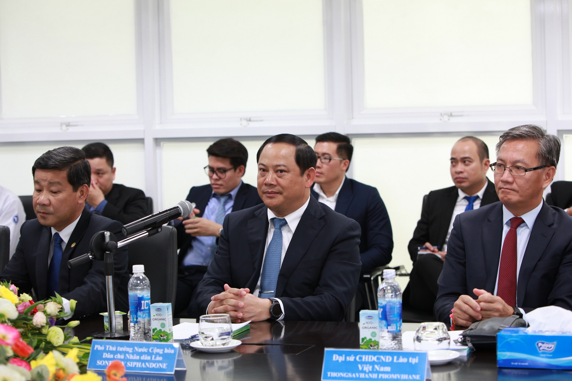  Ph&oacute; Thủ tướng L&agrave;o Sonexay Siphandone (người ngồi giữa) tại buổi l&agrave;m việc