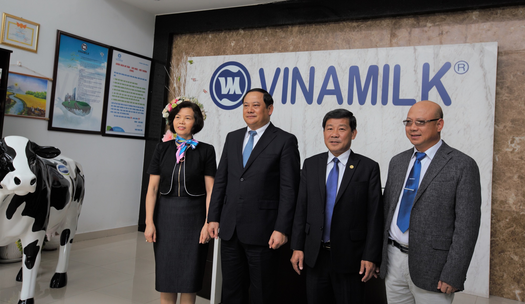  Ph&oacute; Thủ tướng L&agrave;o Sonexay Siphandone; l&atilde;nh đạo tỉnh B&igrave;nh Dương v&agrave; l&atilde;nh đạo Vinamilk chụp h&igrave;nh lưu niệm tại Nh&agrave; m&aacute;y Sữa Việt Nam.