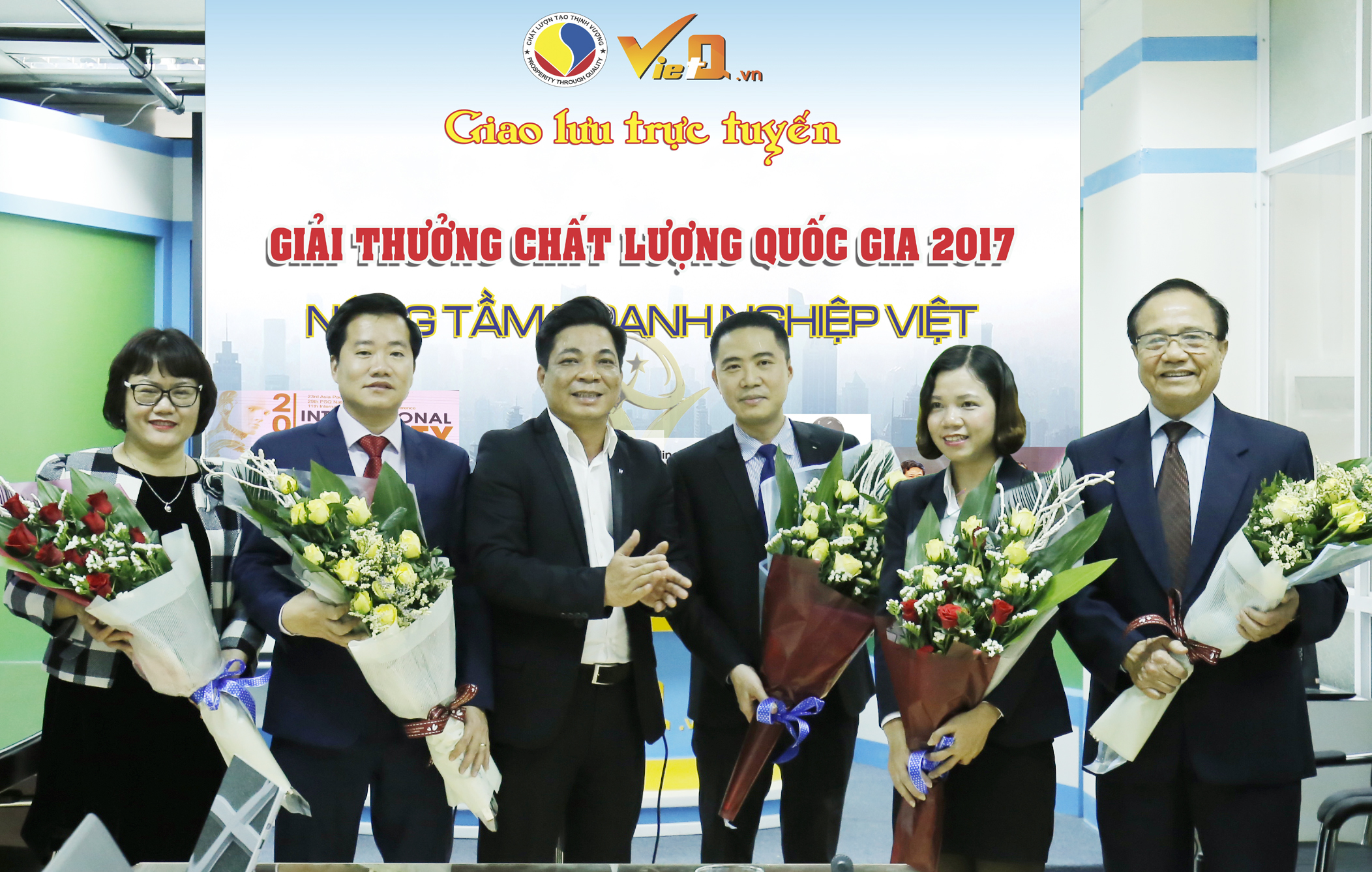 Tổng Bi&ecirc;n tập Chất lượng Việt Nam online (VietQ.vn) Trần Văn Dư tặng hoa c&aacute;c kh&aacute;ch mời tham gia chương tr&igrave;nh giao lưu trực tuyến.