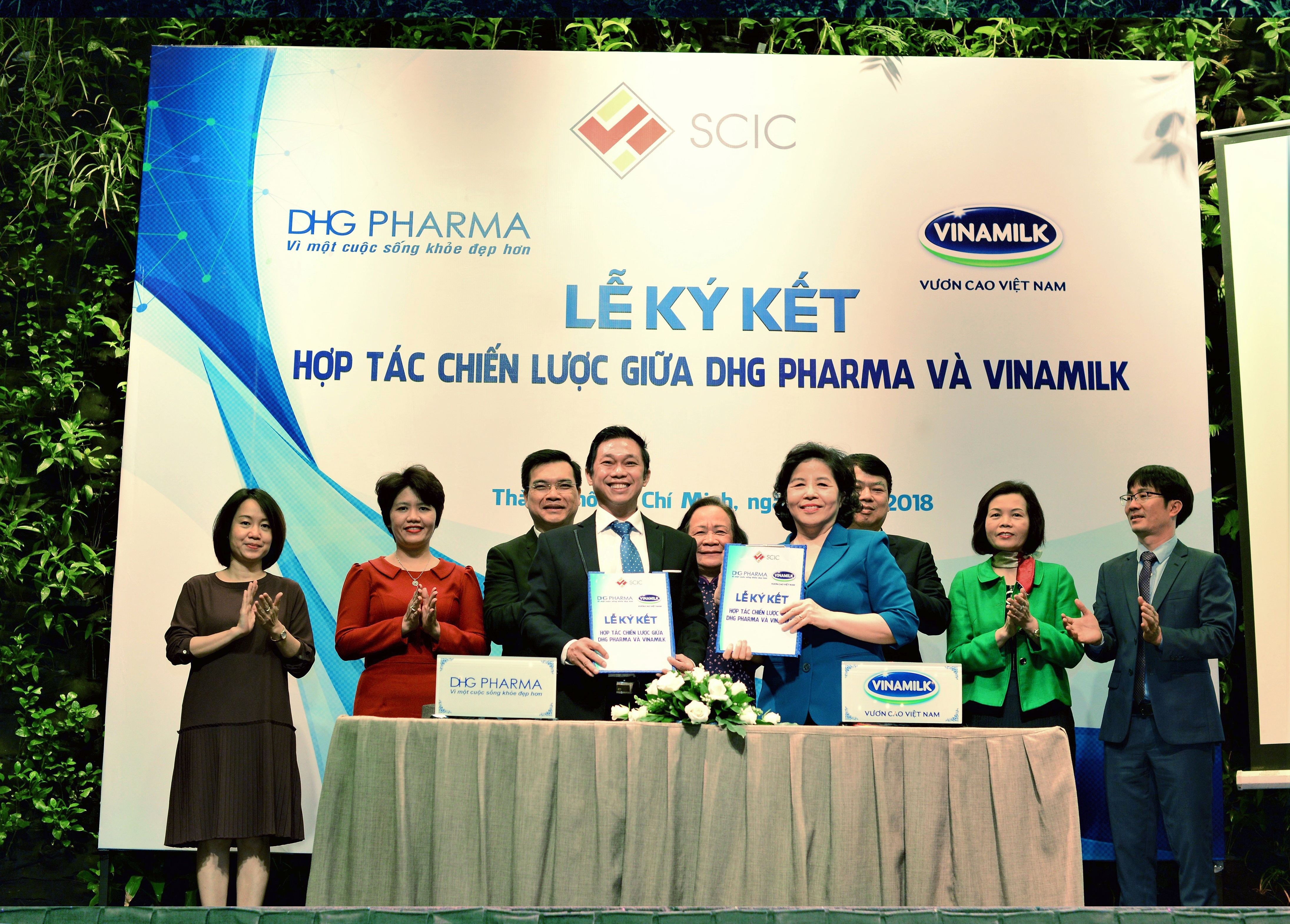 &Ocirc;ng Đo&agrave;n Đ&igrave;nh Khương &ndash; Quyền Tổng Gi&aacute;m đốc DHG Pharma v&agrave; b&agrave; Mai Kiều Li&ecirc;n - Tổng Gi&aacute;m đốc C&ocirc;ng ty Cổ phần Sữa Việt Nam c&ugrave;ng k&yacute; kết hợp t&aacute;c chiến lược.