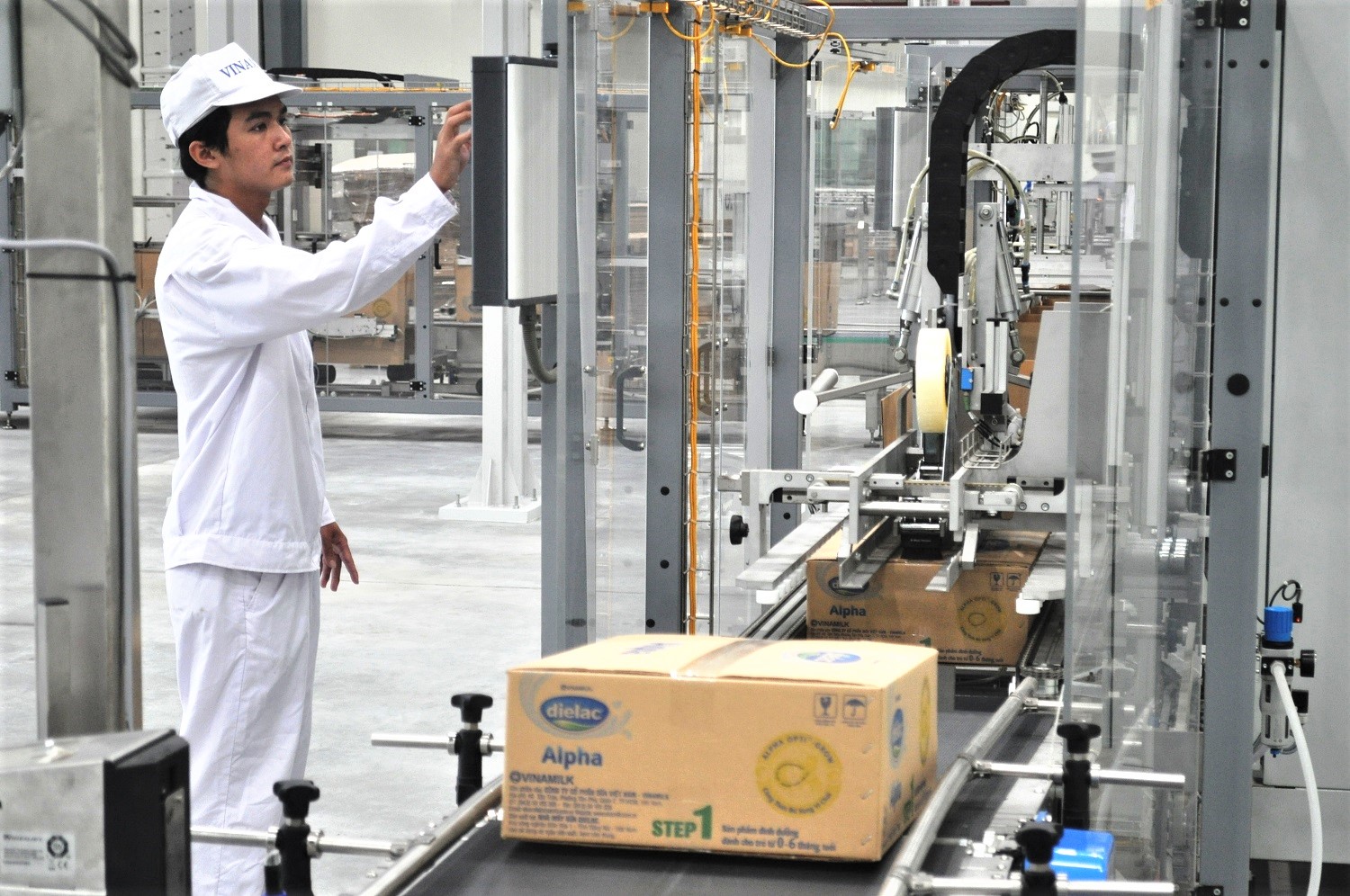 C&ocirc;ng nh&acirc;n tại nh&agrave; m&aacute;y của Vinamilk c&oacute; cơ hội l&agrave;m việc, tiếp cận với hệ thống m&aacute;y m&oacute;c, c&ocirc;ng nghệ t&acirc;n tiến, hiện đại với độ an to&agrave;n tuyệt đối
