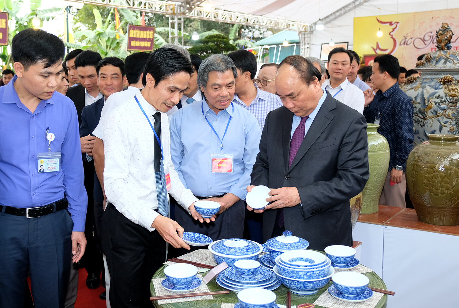 Thủ tướng đ&atilde; dự khai mạc triển l&atilde;m trưng b&agrave;y, giới thiệu sản phẩm gốm sứ ti&ecirc;u biểu, văn h&oacute;a, du lịch B&aacute;t Tr&agrave;ng 2018.