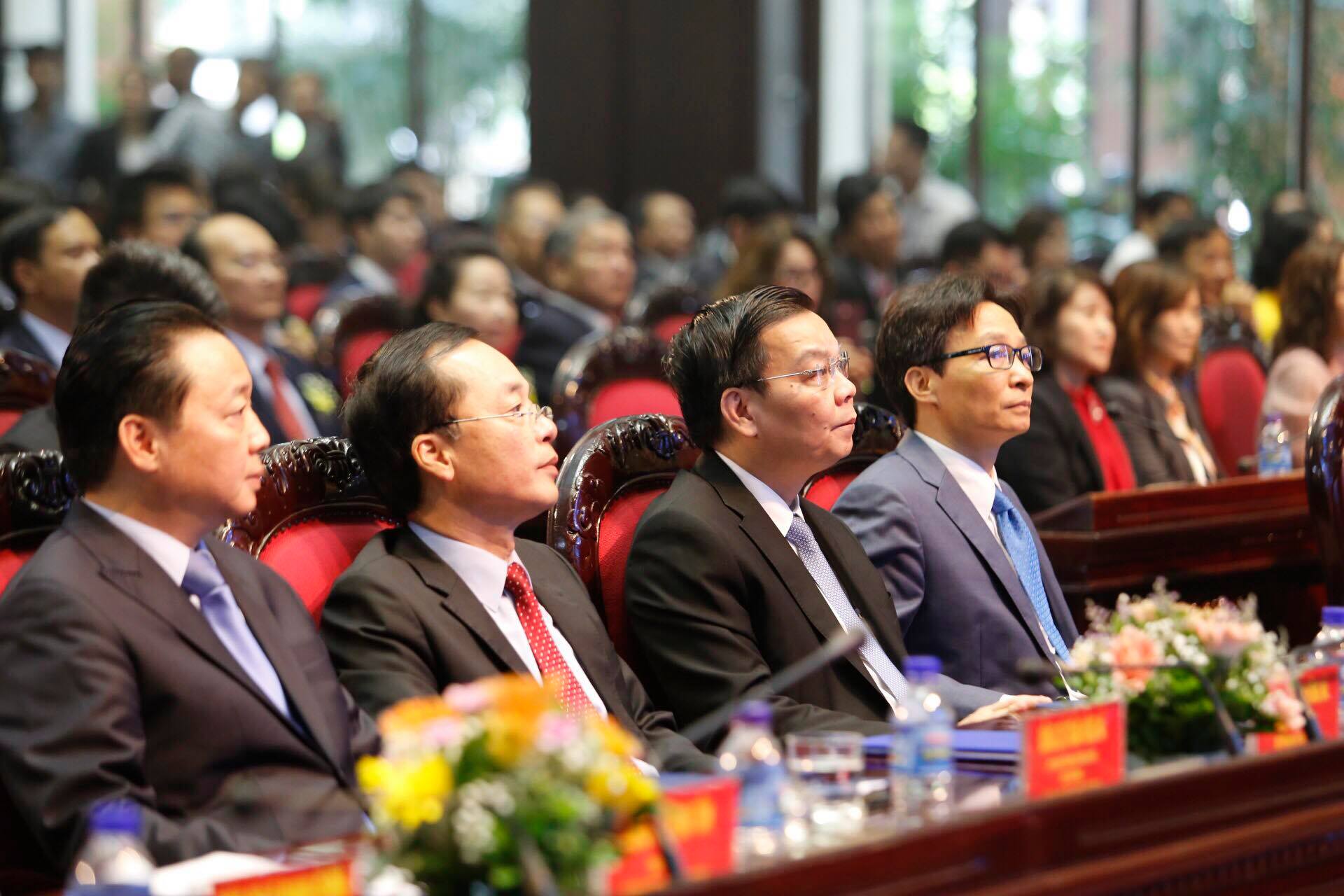 Ph&oacute; Thủ tướng Vũ Đức Đam v&agrave; c&aacute;c Bộ trưởng Bộ KH&CN Chu Ngọc Anh, Bộ trưởng Bộ X&acirc;y dựng Phạm Hồng H&agrave;, Bộ trưởng Bộ trưởng Bộ T&agrave;i nguy&ecirc;n v&agrave; 13Win1 tải ứng dụng Trần Hồng H&agrave; tham dự lễ trao giải.