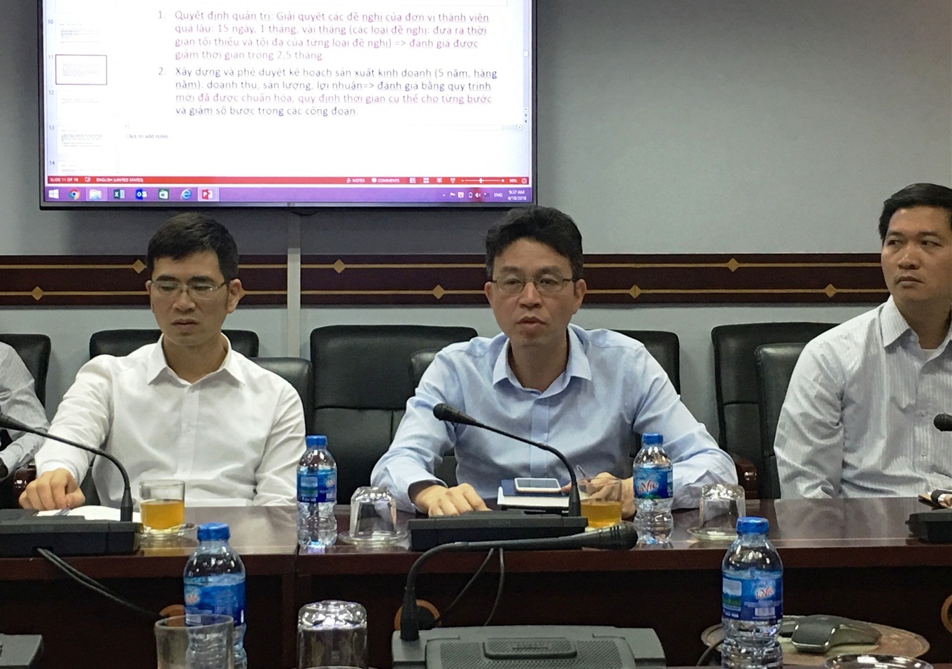 &Ocirc;ng L&ecirc; Anh Sơn- Chủ tịch Hội đồng th&agrave;nh vi&ecirc;n Vinalines trao đổi tại buổi l&agrave;m việc
