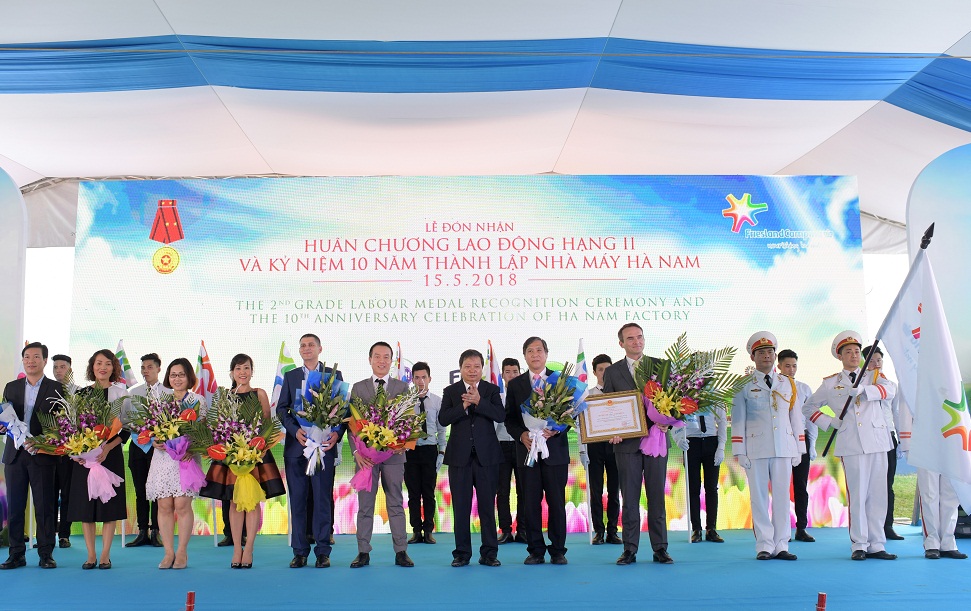 &Ocirc;ng Nguyễn Xu&acirc;n Đ&ocirc;ng - Chủ tịch UBND tỉnh H&agrave; Nam thay mặt l&atilde;nh đạo Đảng, Nh&agrave; nước trao tặng Hu&acirc;n chương Lao động hạng II cho l&atilde;nh đạo C&ocirc;ng ty FrieslandCampina