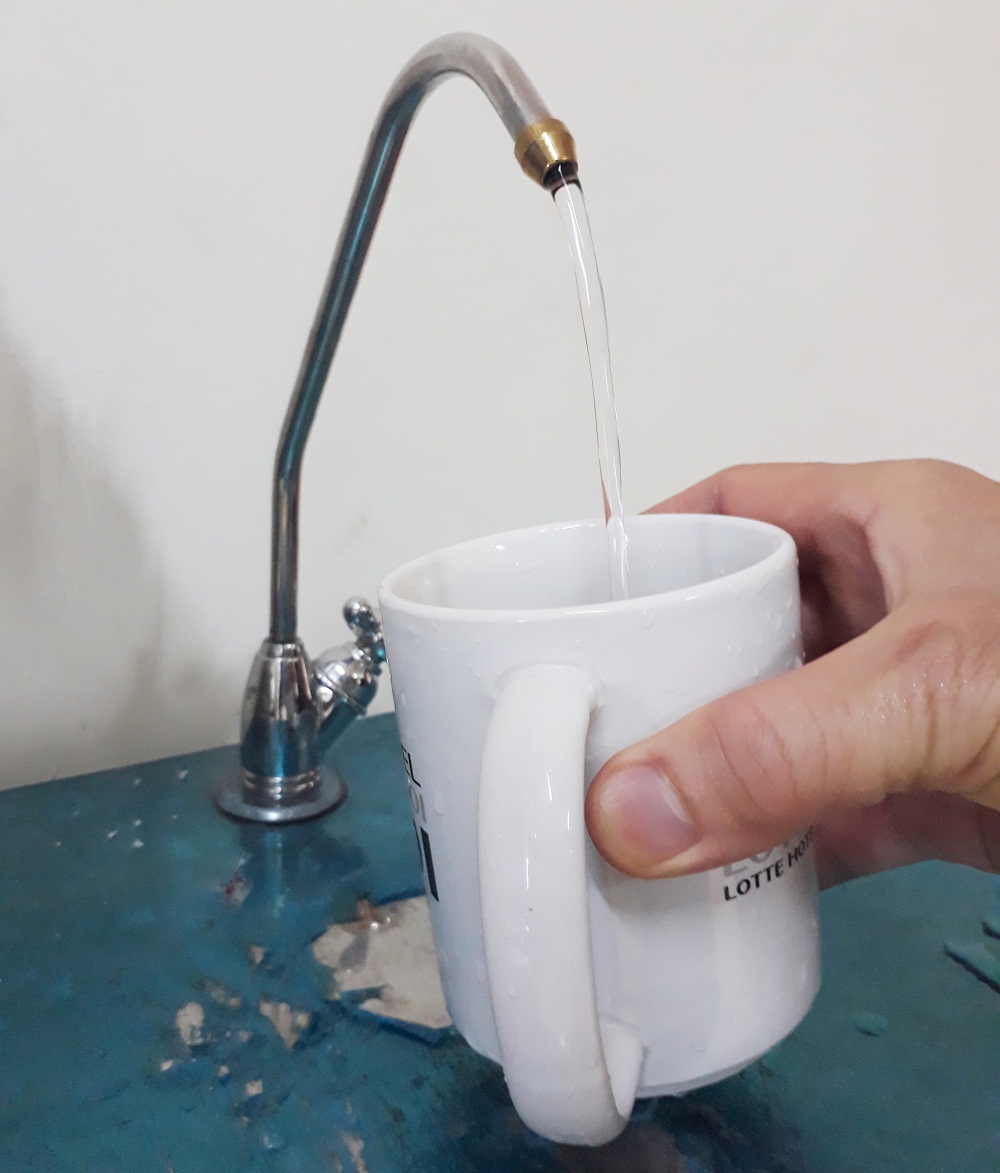 Nước uống trực tiếp đ&atilde; qua m&aacute;y lọc nước c&oacute; thể d&ugrave;ng được. Ảnh: N. N