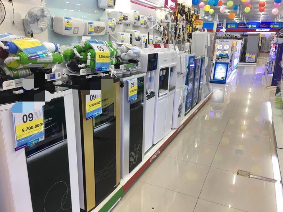  Người 13Win18 đa dạng khuyến mãi cần xem kỹ c&aacute;c hướng dẫn trước khi quyết định mua m&aacute;y lọc nước. Ảnh L. Lan