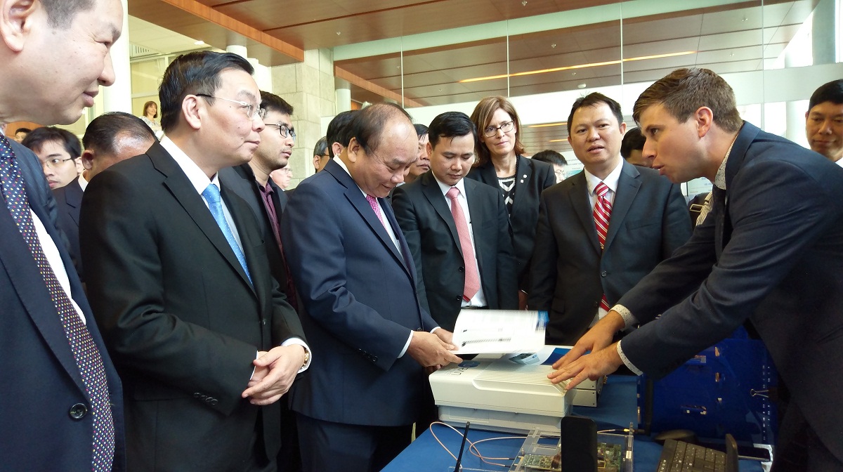 Thủ tướng Nguyễn Xu&acirc;n Ph&uacute;c c&ugrave;ng Đo&agrave;n đại biểu cấp cao Việt Nam dự tr&igrave;nh diễn c&ocirc;ng nghệ với chủ đề &ldquo;C&ocirc;ng nghệ th&ocirc;ng minh cho tương lai&rdquo; tại Canada
