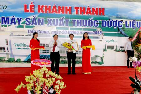 &Ocirc;ng Phạm Quang Bình, Chủ tịch Hội đồng quản trị - T&ocirc;̉ng Giám đ&ocirc;́c C&ocirc;ng ty CPDP Tipharco nhận chứng nhận ti&ecirc;u chuẩn GMP-WHO cho nh&agrave; m&aacute;y. Ảnh: Tipharco