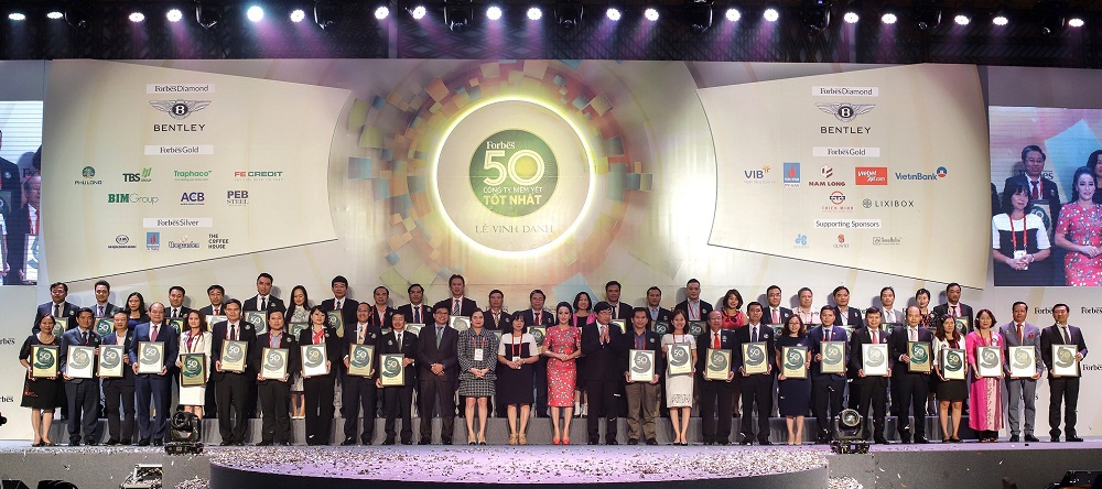 &Ocirc;ng Đỗ Thanh Tuấn &ndash; Gi&aacute;m đốc Đối Ngoại Vinamilk c&ugrave;ng đại diện Top 50 c&ocirc;ng ty ni&ecirc;m yết tốt nhất Việt Nam.