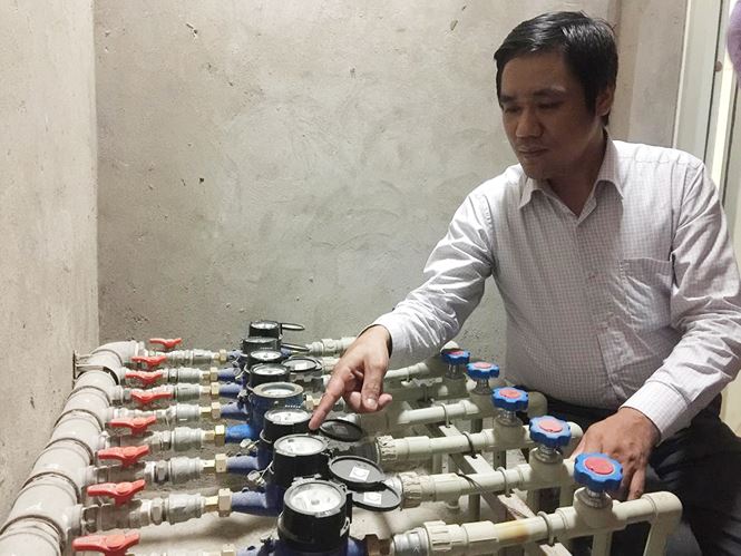 &Ocirc;ng Điền đang kiểm tra c&aacute;c đồng hồ nước lắp cho c&aacute;c hộ gia đ&igrave;nh. Ảnh: ST