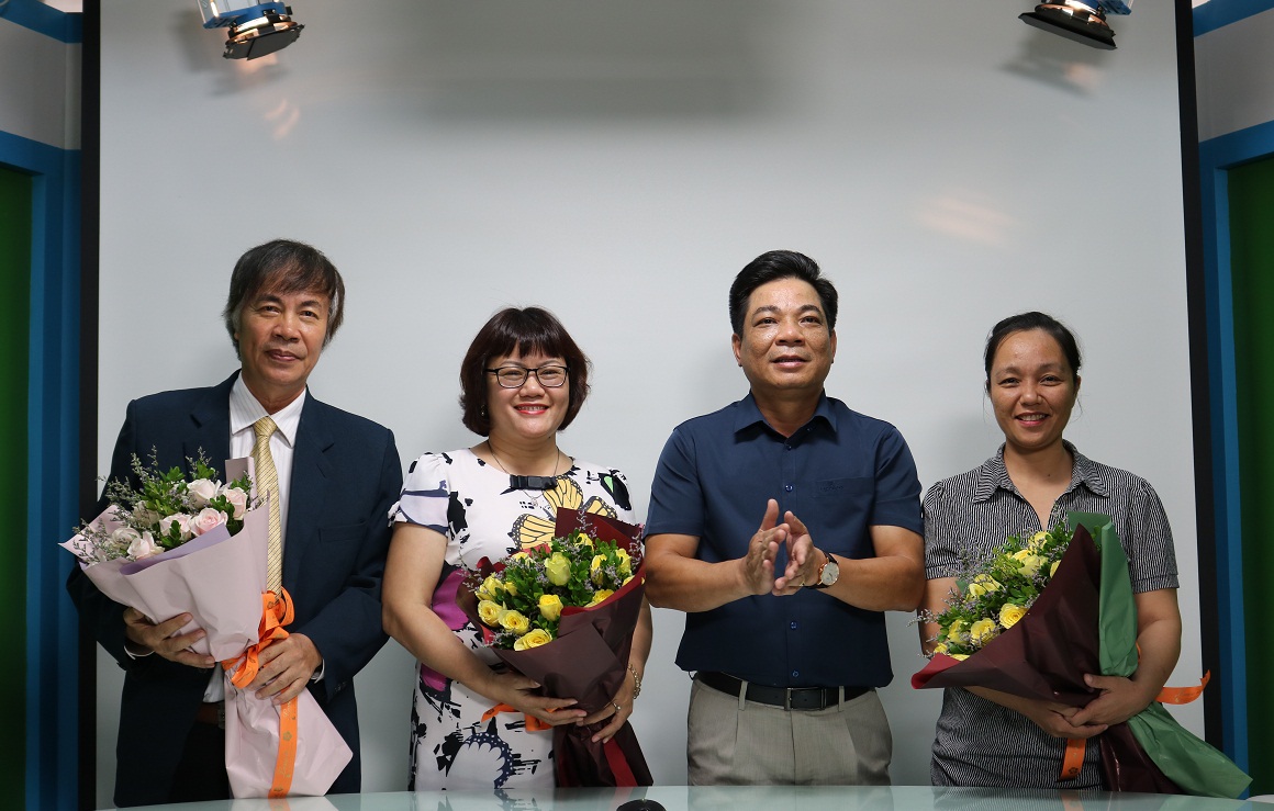 Tổng Bi&ecirc;n tập Chất lượng Việt Nam (VietQ.vn) Trần Văn Dư tặng hoa 3 kh&aacute;ch mời tham dự chương tr&igrave;nh