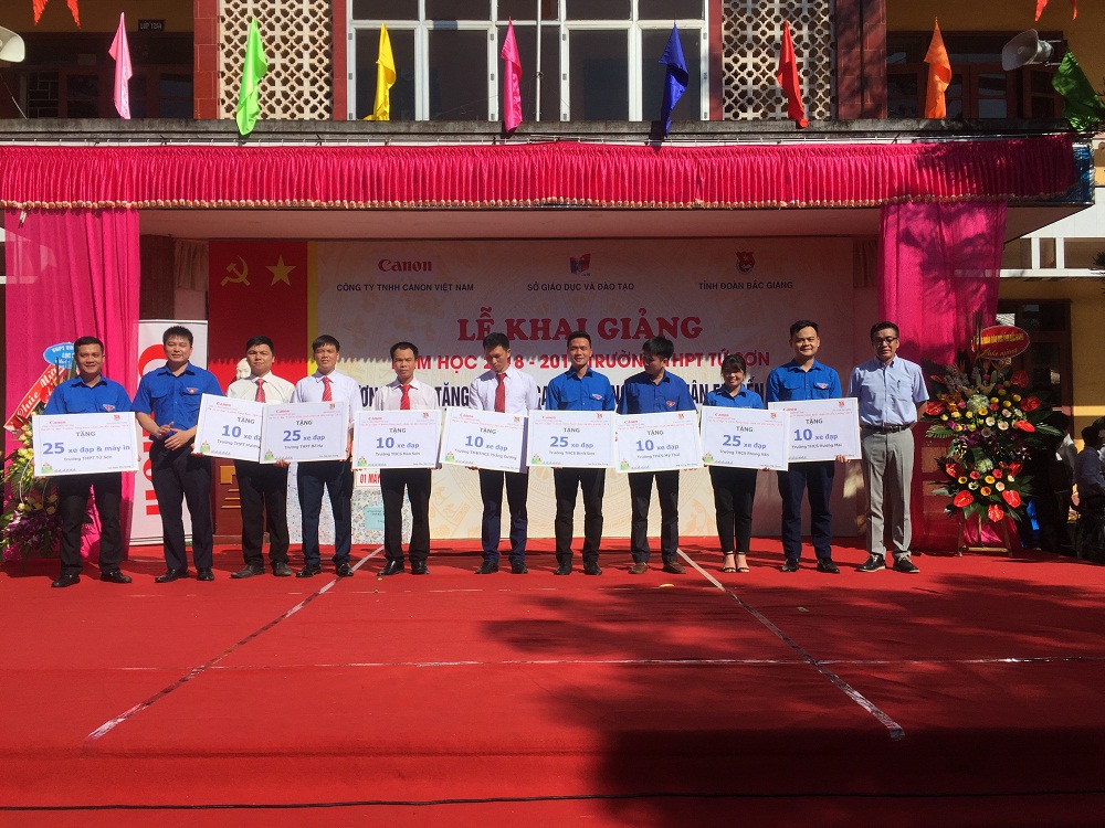 &Ocirc;ng Masayoshi Koizumi (ngo&agrave;i c&ugrave;ng b&ecirc;n phải) trao biển tượng trưng cho c&aacute;c trường thuộc dự &aacute;n