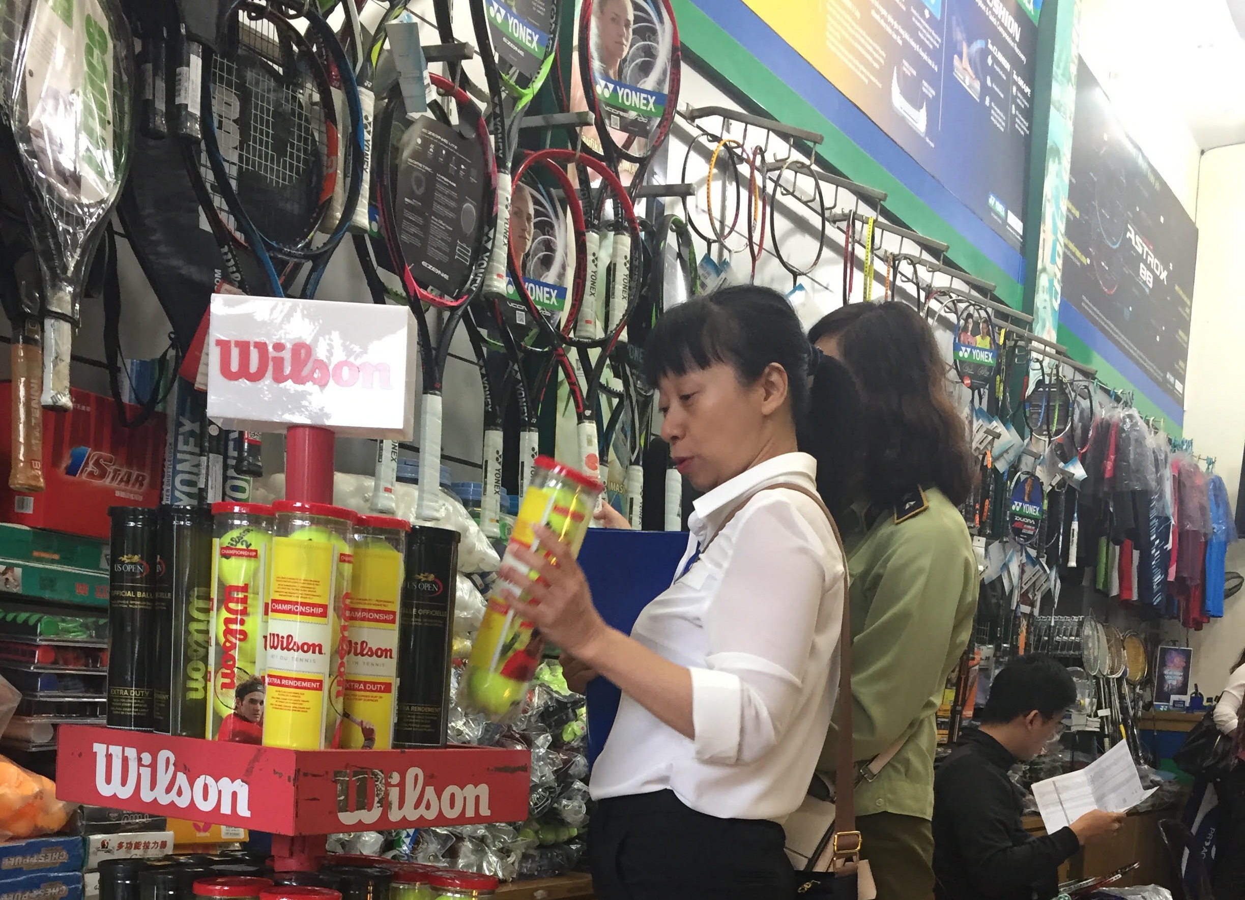 Cơ quan chức năng kiểm tra chất lượng sản phẩm h&agrave;ng h&oacute;a tại cửa h&agrave;ng dụng cụ thể thao. Ảnh Thanh Lịch