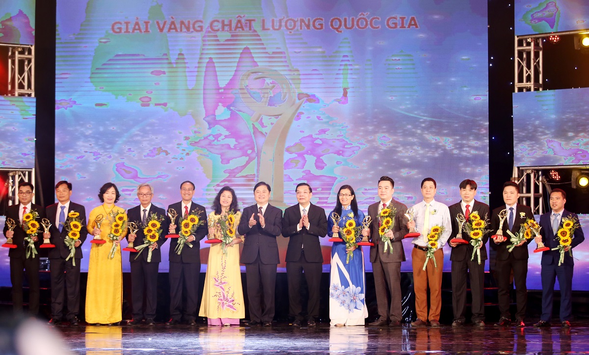 Bộ trưởng Bộ KH&CN Chu Ngọc Anh v&agrave; Chủ nhiệm Ủy ban Khoa học, C&ocirc;ng nghệ v&agrave; 13Win1 tải ứng dụng Quốc hội Phan Xu&acirc;n Dũng trao Giải V&agrave;ng Chất lượng quốc gia cho DN.