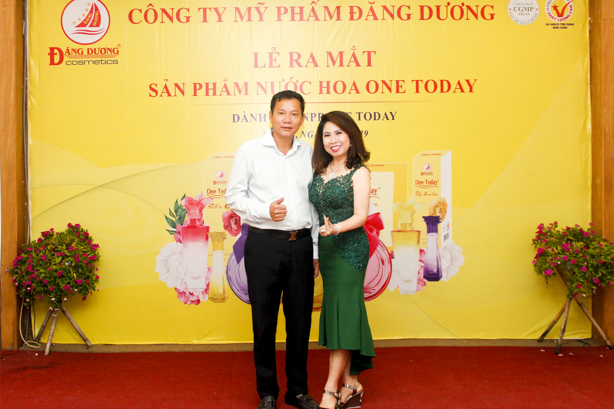 &Ocirc;ng Nguyễn Ngọc Lang (b&ecirc;n trái) - Tổng Gi&aacute;m đốc Mỹ ph&acirc;̉m Đăng Dương trong bu&ocirc;̉i ra mắt sản ph&acirc;̉m nước hoa One Today