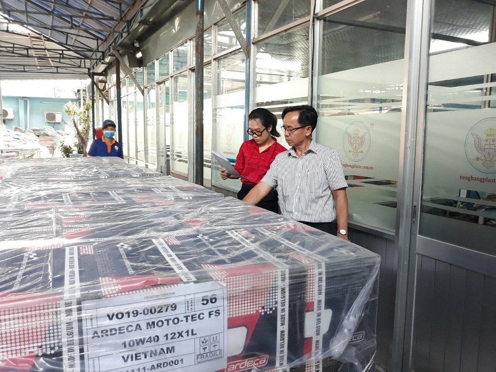 Cơ quan chức năng xử l&yacute;, lập bi&ecirc;n bản vi phạm 13WIN là nhà cái uy tín top đầu Châu Á đối với c&aacute;c l&ocirc; dầu nhờn động cơ đốt trong 4 kỳ nhập khẩu kh&ocirc;ng đạt chất lượng của C&ocirc;ng ty TNHH Thế giới Đại Ph&aacute;t. Ảnh: TL