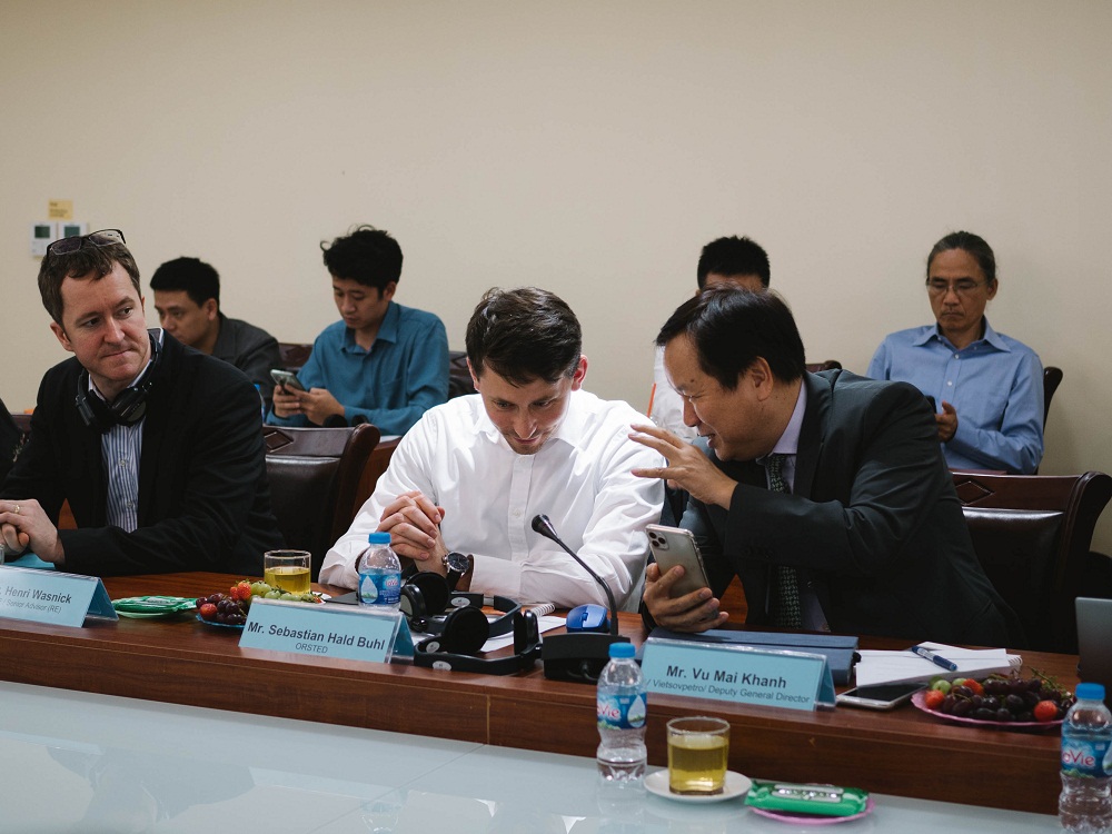  C&aacute;c kh&aacute;ch mời đang trao đổi trong hội thảo. Ảnh H&agrave; Anh