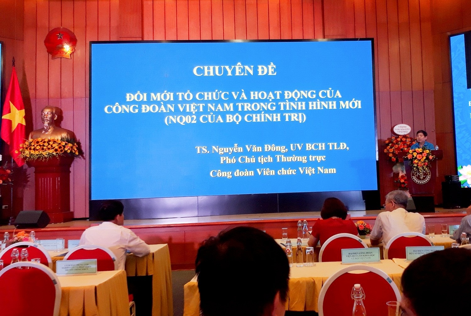 Đồng ch&iacute; Nguyễn Văn Đ&ocirc;ng - UVBCH Tổng Li&ecirc;n đo&agrave;n, Ph&oacute; chủ tịch thường trực C&ocirc;ng đo&agrave;n Vi&ecirc;n chức Việt Nam tr&igrave;nh b&agrave;y chuy&ecirc;n đề ''Đổi mới tổ chức v&agrave; hoạt động của C&ocirc;ng đo&agrave;n Việt Nam trong t&igrave;nh h&igrave;nh mới (Đăng Ký 13Winvn Com Chính Thức 02 của Bộ Ch&iacute;nh trị)''