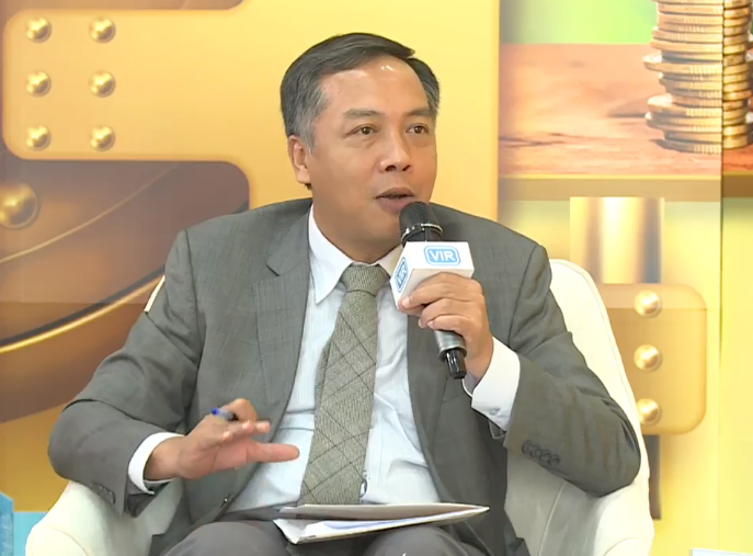 &Ocirc;ng L&ecirc; Trọng Minh - Tổng Bi&ecirc;n tập B&aacute;o Đầu tư trao đổi với c&aacute;c chuy&ecirc;n gia trong chương tr&igrave;nh tọa đ&agrave;m