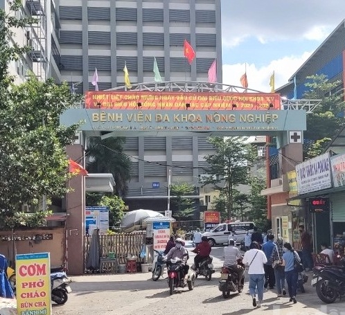 Phía ngoài cổng Bệnh viện Đa khoa Nông Nghiệp Phía ngoài cổng Bệnh viện Đa khoa Nông Nghiệp