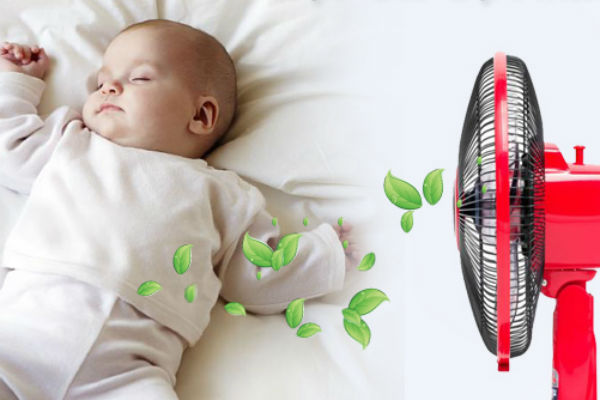 Kh&ocirc;ng n&ecirc;n bật quạt qu&aacute; mạnh v&agrave; đặc biệt kh&ocirc;ng n&ecirc;n để quạt thổi trực tiếp v&agrave;o mặt b&eacute; 