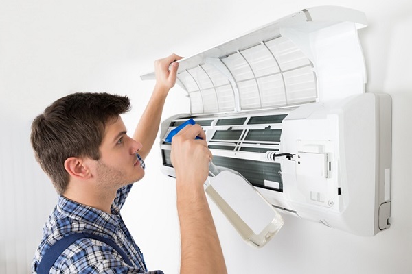 Bạn n&ecirc;n vệ sinh điều h&ograve;a thường xuy&ecirc;n để giảm tiếng ồn v&agrave; gi&uacute;p điều h&ograve;a vận h&agrave;nh tốt hơn. 
