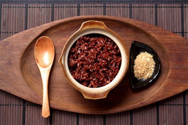 Gạo lứt, muối m&egrave; một trong những m&oacute;n ăn được biết tới như thần dược trong chế độ thực dưỡng Ohsawa gi&uacute;p đẩy l&ugrave;i bệnh ung thư.