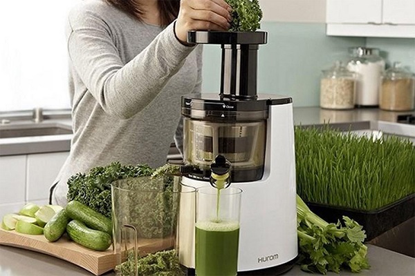 M&aacute;y &eacute;p chậm gi&uacute;p lưu giữ được nhiều vitamin trong hoa quả hơn c&aacute;c loại m&aacute;y th&ocirc;ng thường. 