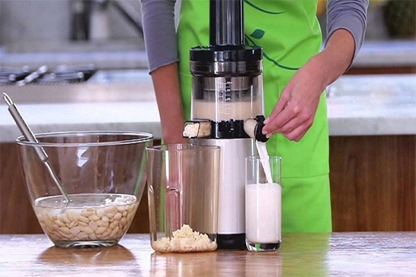 Một chiếc m&aacute;y &eacute;p chậm c&oacute; dung t&iacute;ch ph&ugrave; hợp sẽ gi&uacute;p bạn thao t&aacute;c nhanh ch&oacute;ng v&agrave; thuận tiện hơn. 