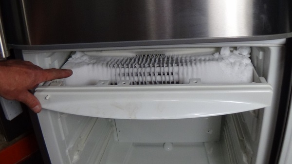 Tủ lạnh bị đ&oacute;ng tuyết thế n&agrave;y c&oacute; thể l&agrave; do hở gioăng cao su  tại cửa tủ.